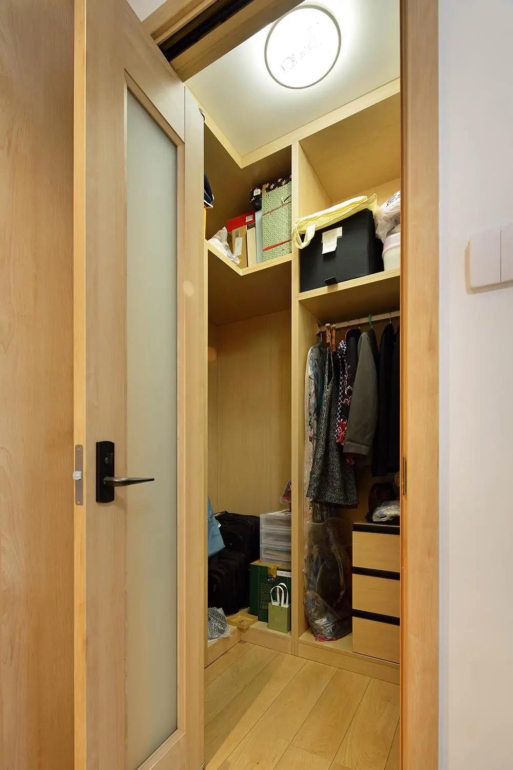 靠墙一侧设置了一个步入式的mini衣帽间,面积不大,却也满足了业主的