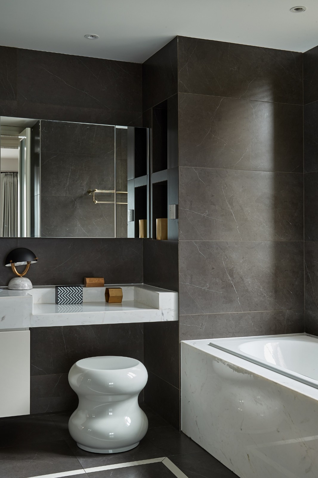 卫生间墙面采用的是这种大砖上墙,感觉整体很大气