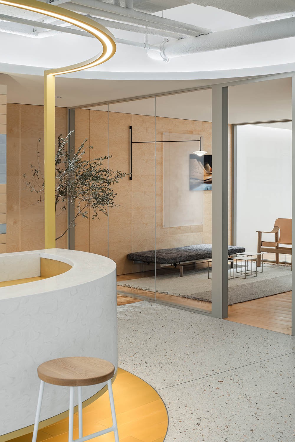 空间用于打造茶歇区,以亮黄色凸显功能区域,顶部天花的半封闭设计给予