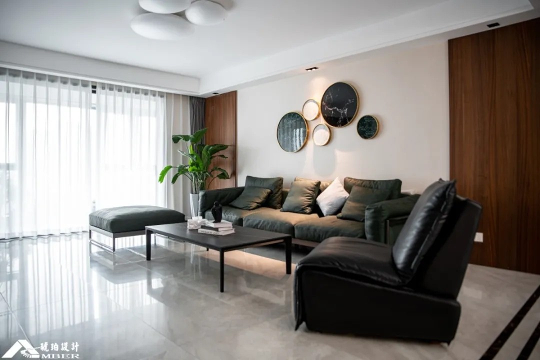 为后期饰品留出足够的空间,墙上饰品颜色与沙发相呼应