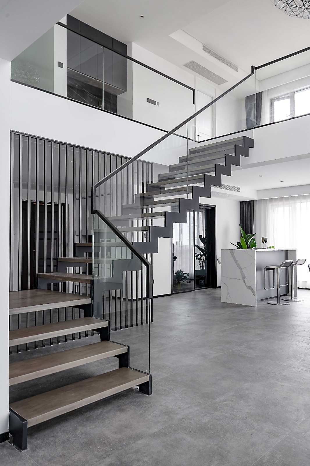 黑色的楼梯线条也让现代极简在此得到了很好的诠释.