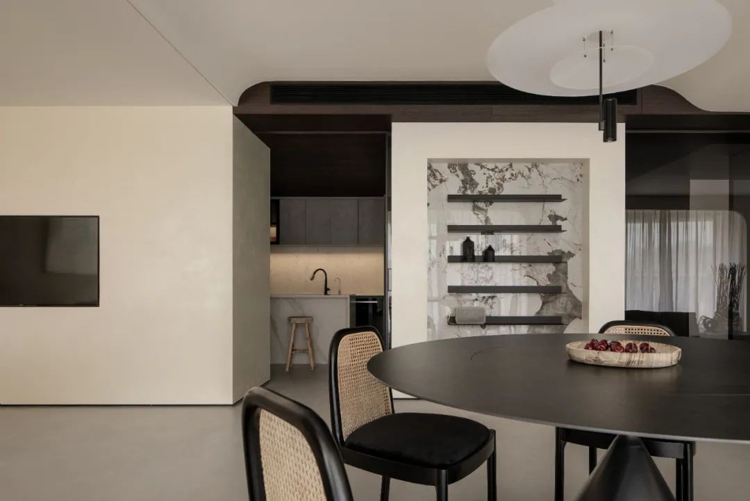 客厅,餐厅,茶室半开放并置,客厅的壁炉替代了电视