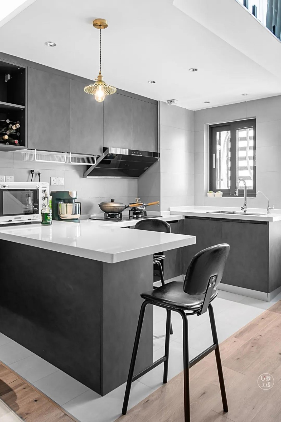整个厨房采用无主灯设计,更为简洁利落.
