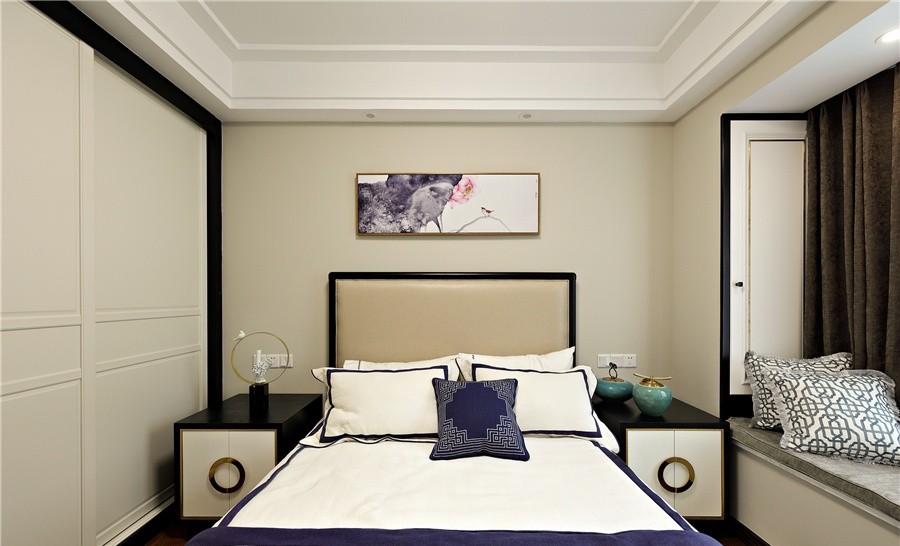 必少不了挂画,水墨画或有着古典风韵的金属挂画,都能为卧室增添灵秀的