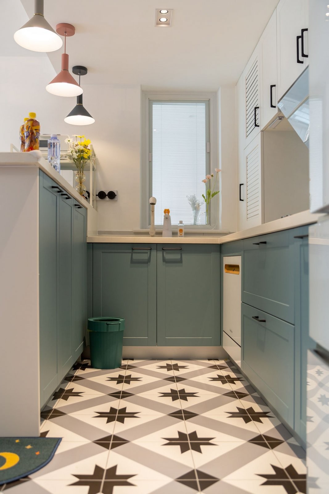 白色及灰绿色搭配的橱柜,显得更加清新自然.