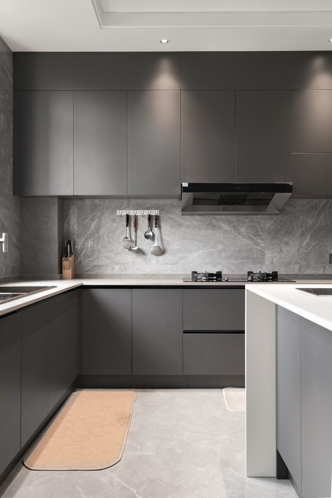 厨房开阔大气,经典的黑白灰配色,展现了现代主义下的极简美学