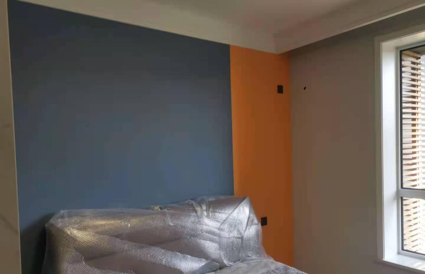 次卧室床头背景刷颜色漆