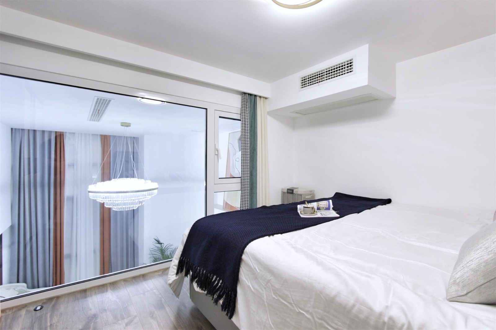 透明落地窗户打造开放性的卧室空间,同时保证了空间的日常光照和空气