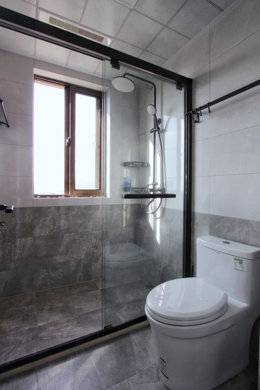 干湿分离的卫生间,干区独立于浴室之外,动线合理,便于多人同时使用