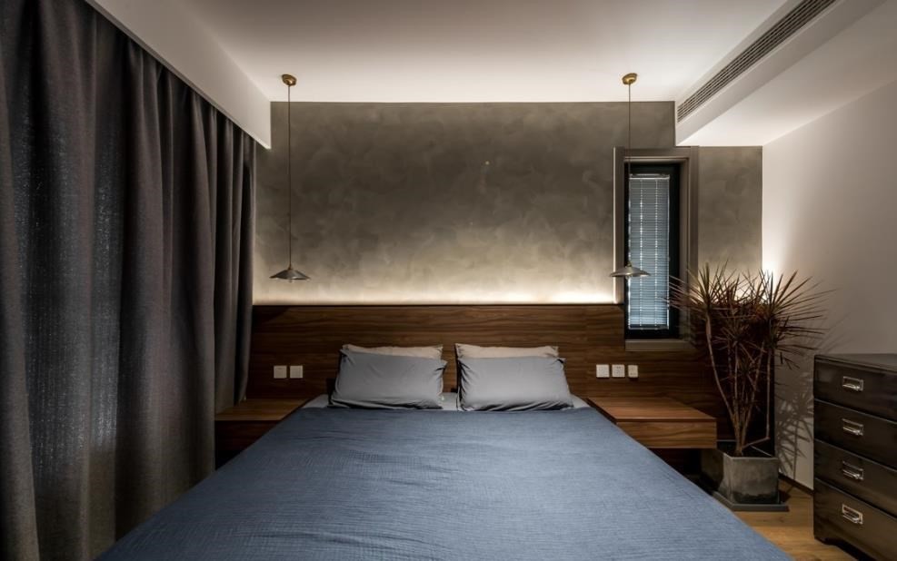 床头做了灯带,光线穿过亚克力板投到墙面和顶面,自然柔和.