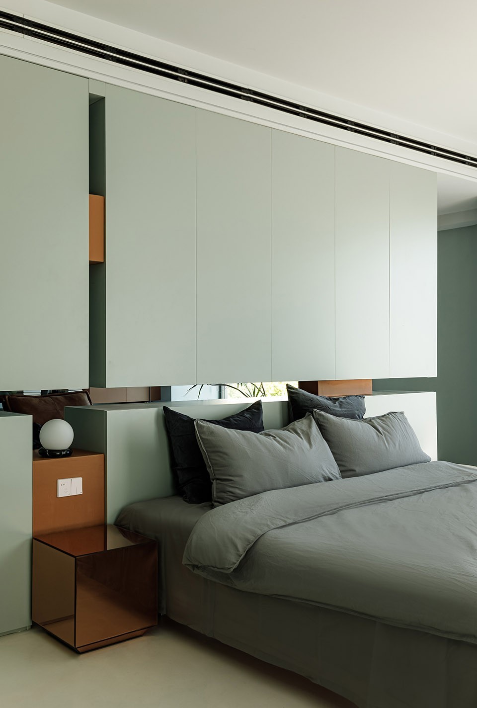 卧室豆蔻青的墙面,牛皮沙发,百叶帘.