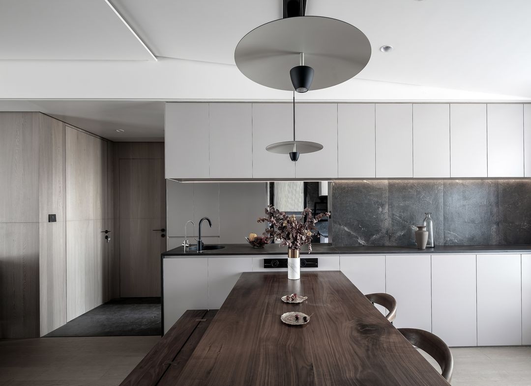 条结构梁,现场制作时可以固定吊柜,加长风口的使用强化了客厅的线条感