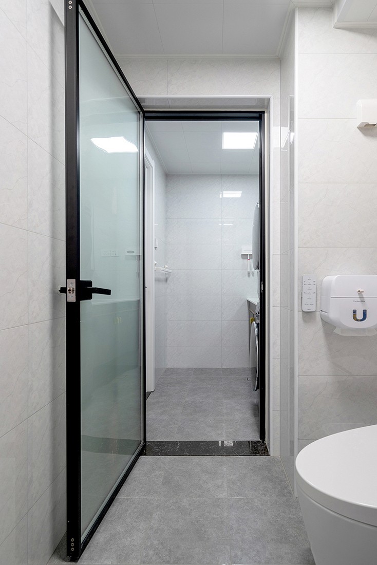 卫生间的磨砂玻璃玻璃门,有效的阻隔了外部空间与内部空间的视觉,也不