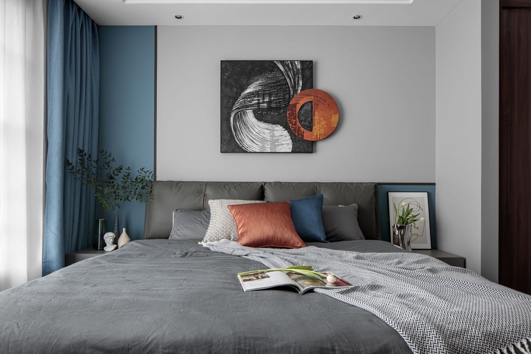 主卧吊顶保持原结构,床头背景墙用宽20mm的黑色乳胶漆细线进行几何