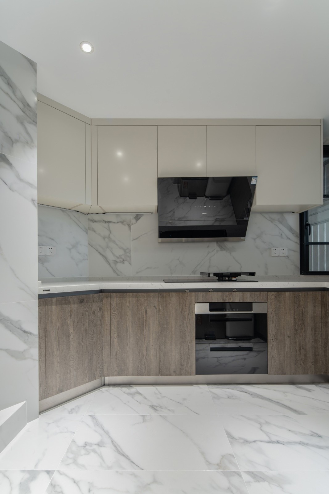 大块地砖上墙,中厨力求干净整洁.