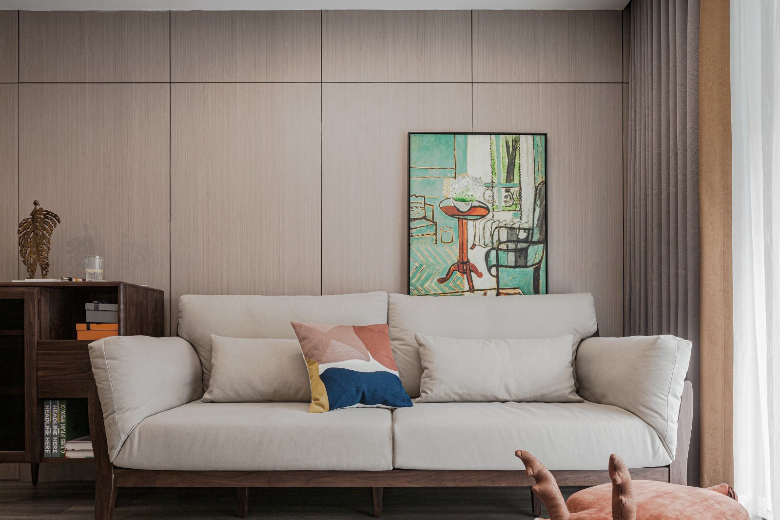 客厅户型方正,整体木饰面板装饰沙发背景墙,原木家具搭配米色布艺沙发