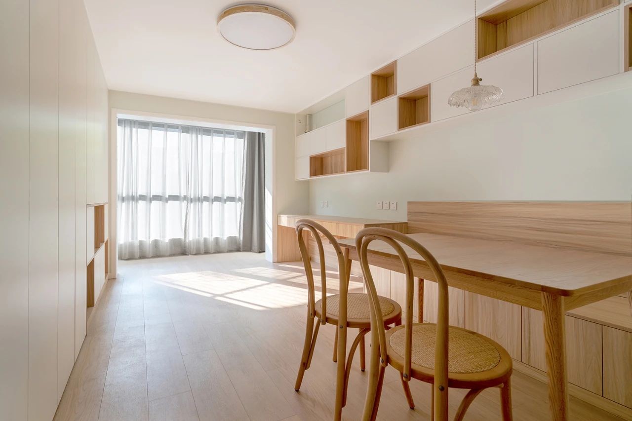 贯穿餐厅与书房区的吊柜做了部分敞开格,可以有选择性的展示一些常用