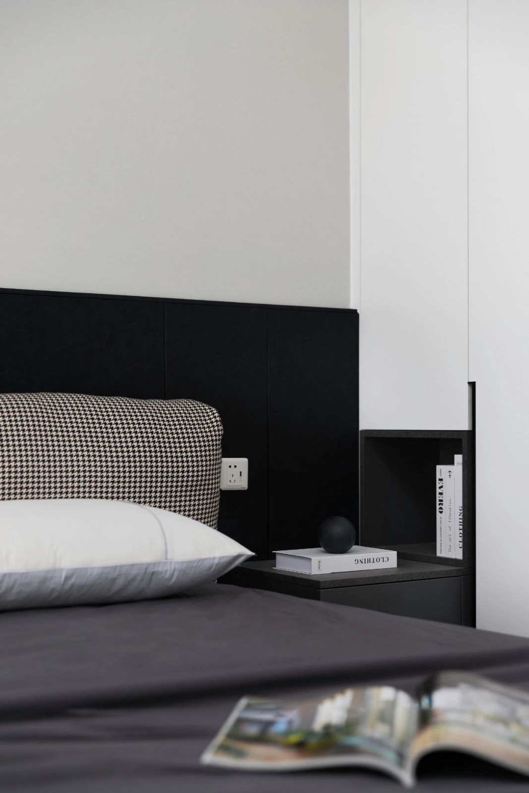 卧室布局简单,色彩的搭配显得尤为重要,灰色系弥漫整个房间,稀释着