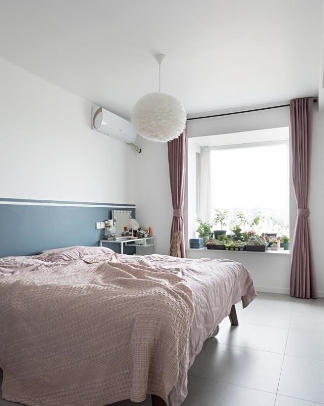 相对客厅又富有些许变化,粉色窗帘以床品与客厅的半墙脏粉色调一致