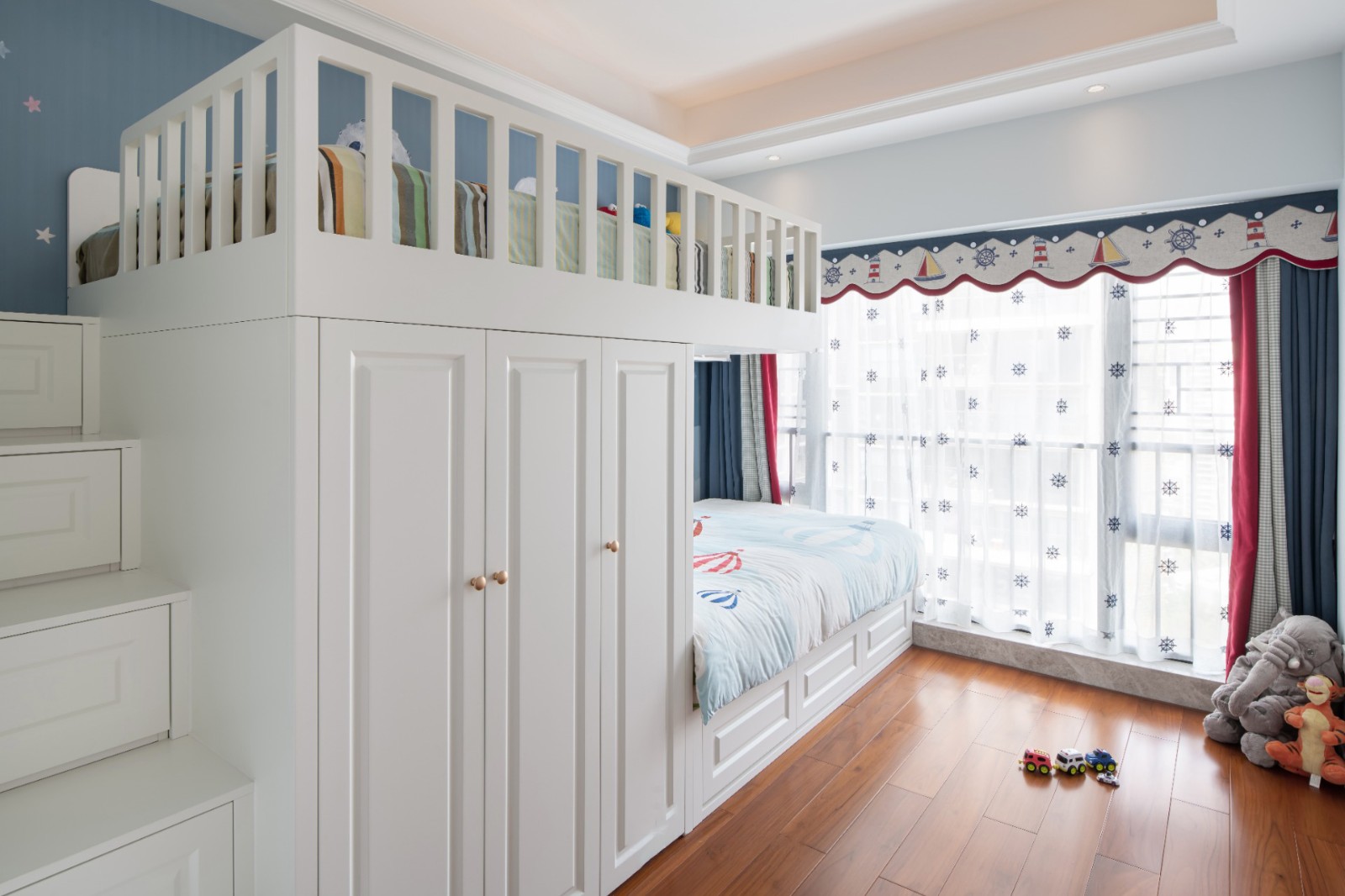 下铺床榻榻米形式,底部也是储物收纳,靠外围是做为抽屉可以方便使用.