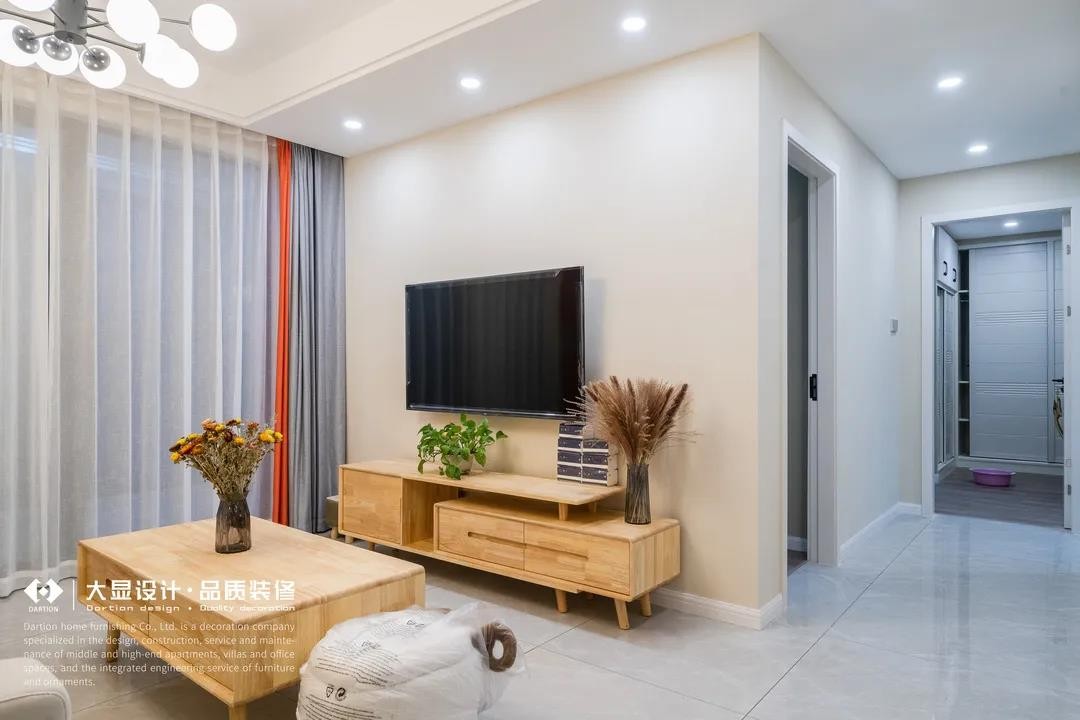 电视背景墙以纯白为主,悬挂式液晶电视下是电视柜,与茶几组合式原木