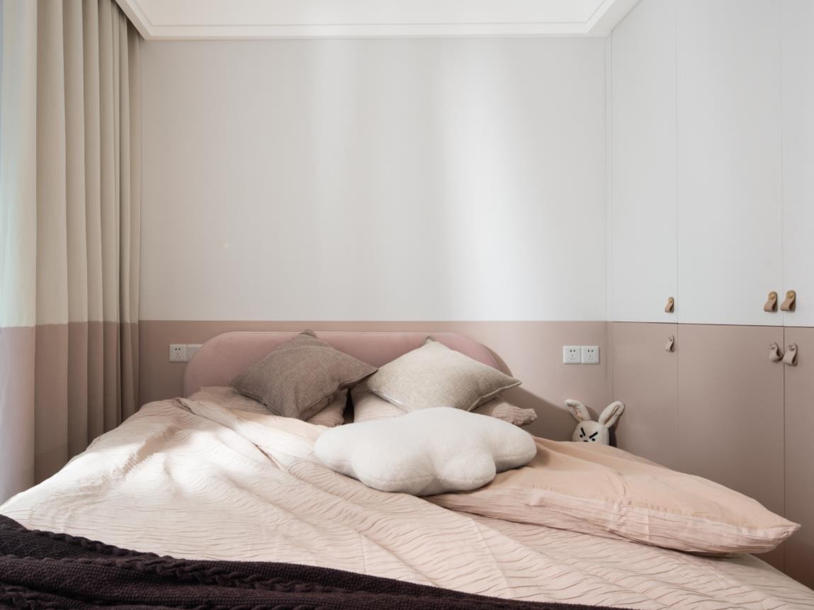 颜色为低饱和度的藕粉色和白色做拼接,清爽干净,作为客房来说既耐看更