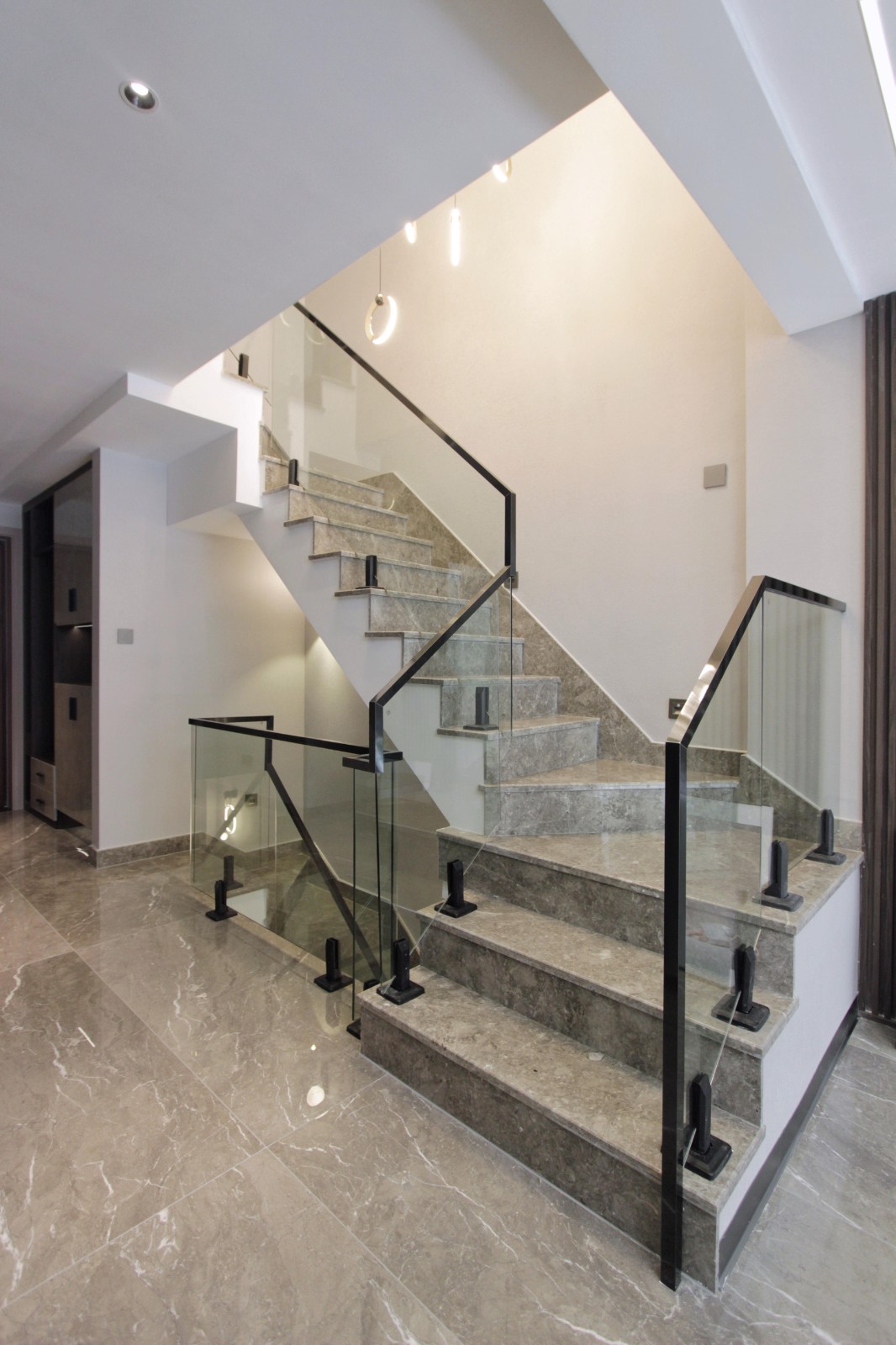 开放式的楼梯,打开格局,灯光与自然光的交错纵横,让规整的空间,多一分