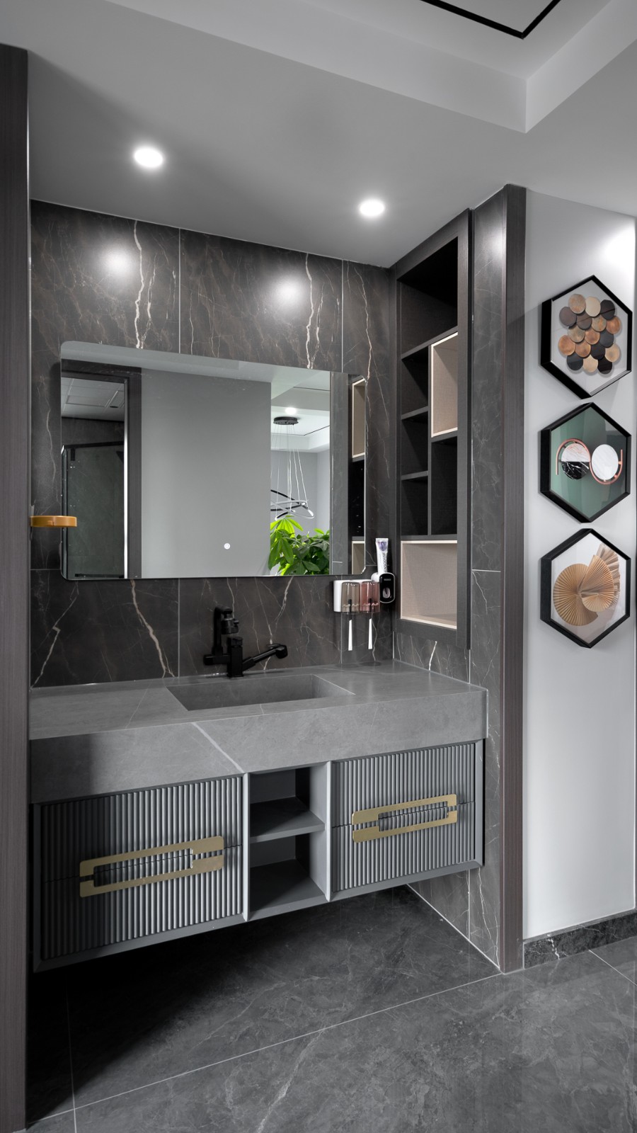 卫浴空间都采用***的灰色系进行深浅配色,局部点缀金色元素,突出现代