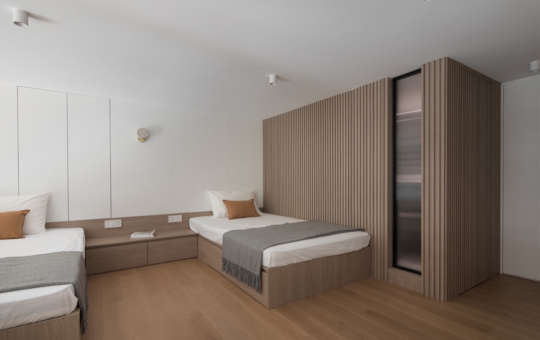 卧室床后面刚好有个凹位,和整体背景做成的整体化处理.