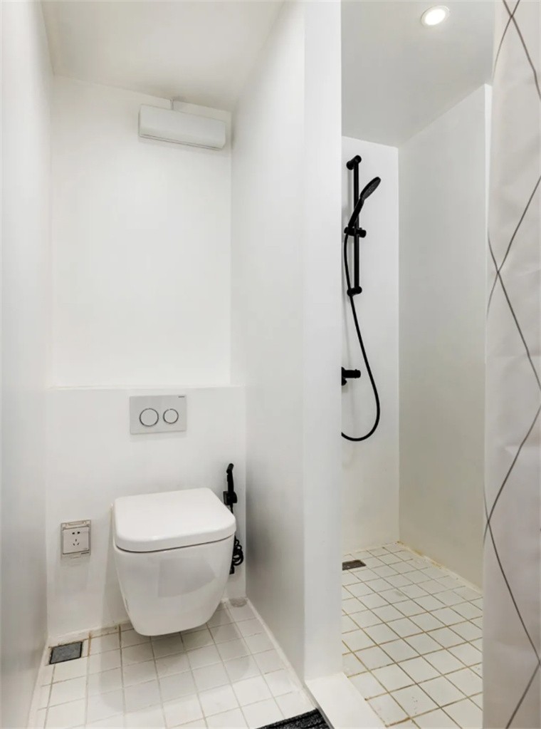 走廊尽头设计隐形门,内设卫生间,顶面红色灯带吸墙增加氛围与层次