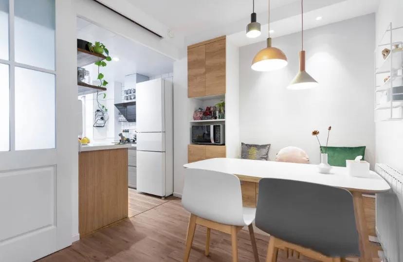 冰箱放在灶台旁边,离水槽也很近,动线流畅,操作空间充足.