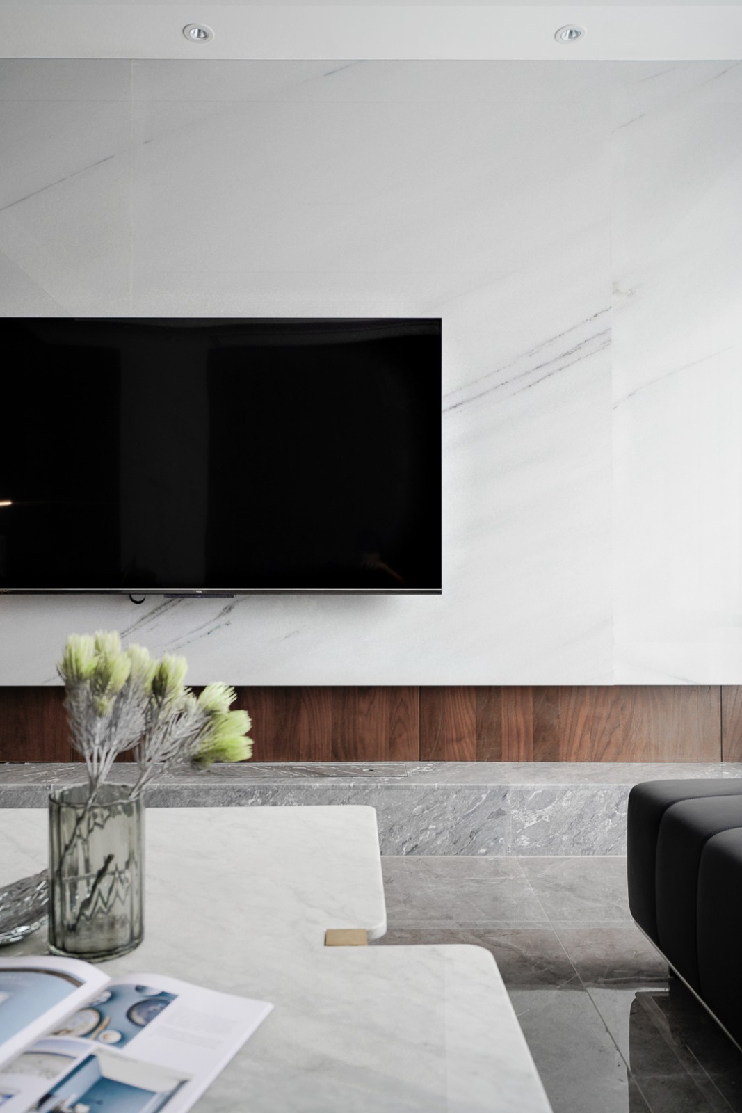 电视背景墙采用白色大理石与木饰面搭配的形式