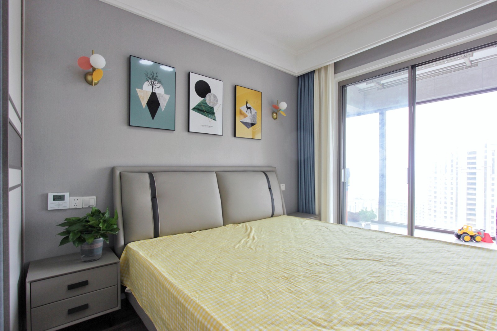 在中性色调的主卧内,设计师在床头背景设计了一排原木护墙板,使空间