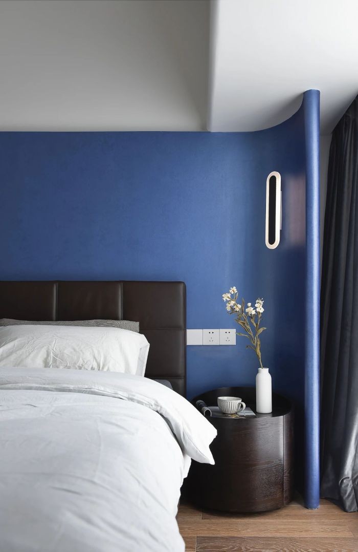 在整体大面积的留白下,卧室邂逅克莱因蓝体块叠加,让静默的空间富有