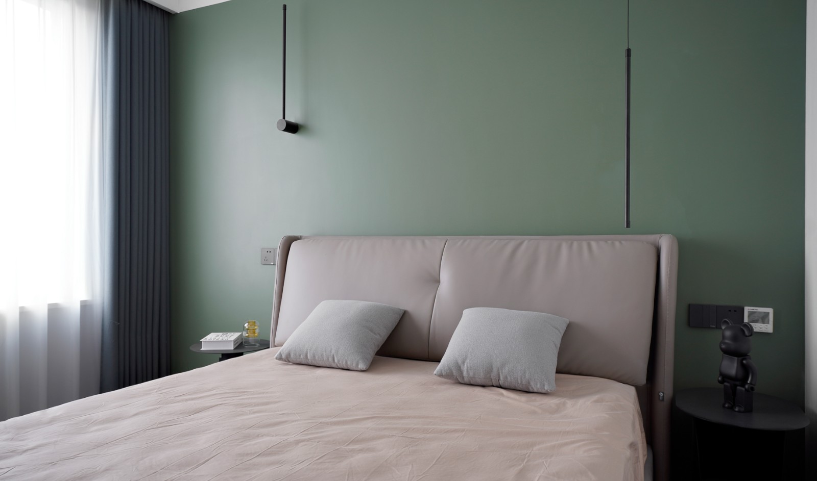 次卧采用了更年轻活泼的豆绿色