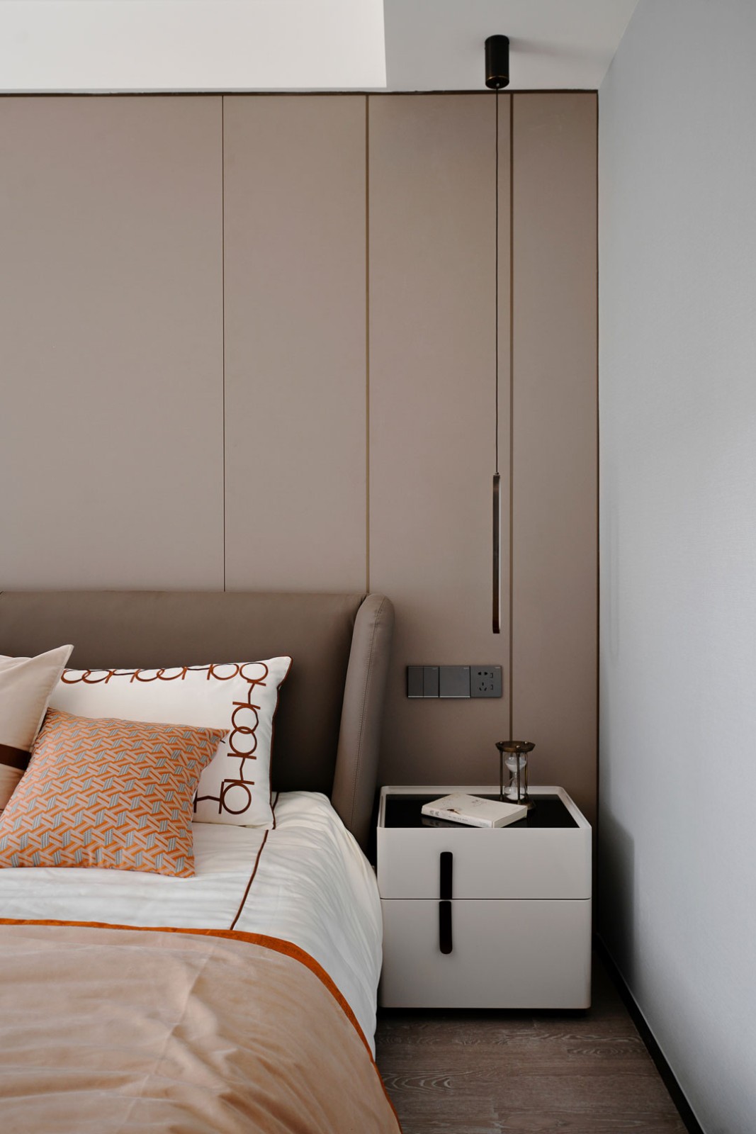 床头背景墙采用硬包形式,嵌入不规则线条