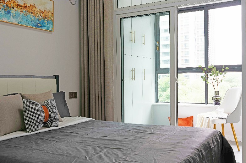 因为次卧面积不大,所以专门选用了推拉门                    用