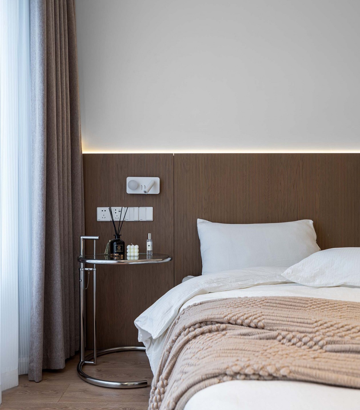 床头木格栅立体的起伏,被灯带一一见证.