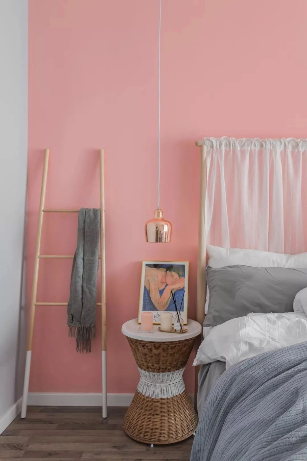 主卧粉刷粉色乳胶漆墙,满足女主人的少女心.