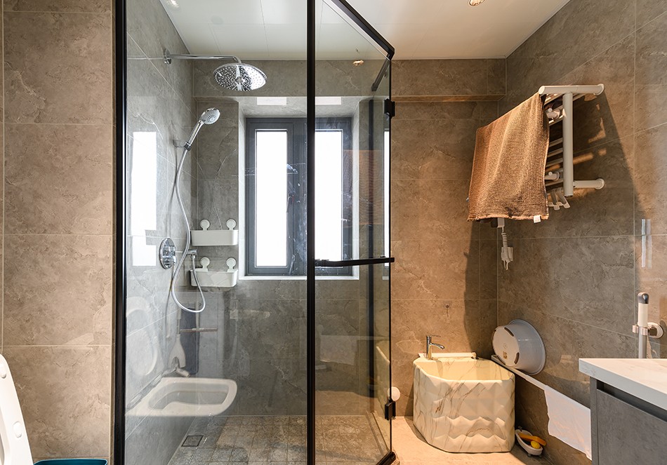 大浴缸搭配上定制的浴室台盆柜,磨砂玻璃形成的朦胧光影效果设计,为