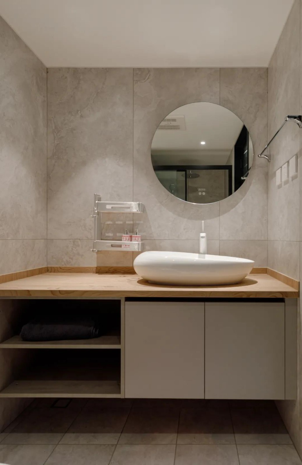 以灰色木作柜门搭配德赛斯的黑色岩板,加上一体成型的釉面台盆,质感