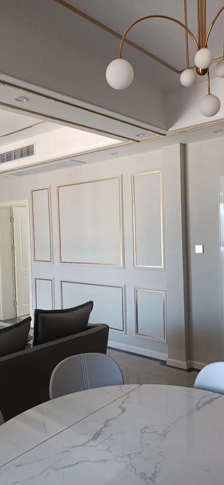 吊顶用玫瑰金金属线条装饰体现风格的突出 电视墙采用石材加装饰柜