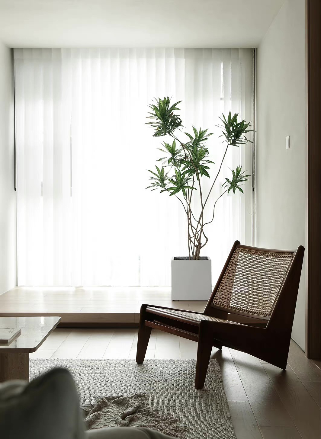 电视背景墙采用一整面的柜体打造,既有书香气息,又营造出简洁,干练的