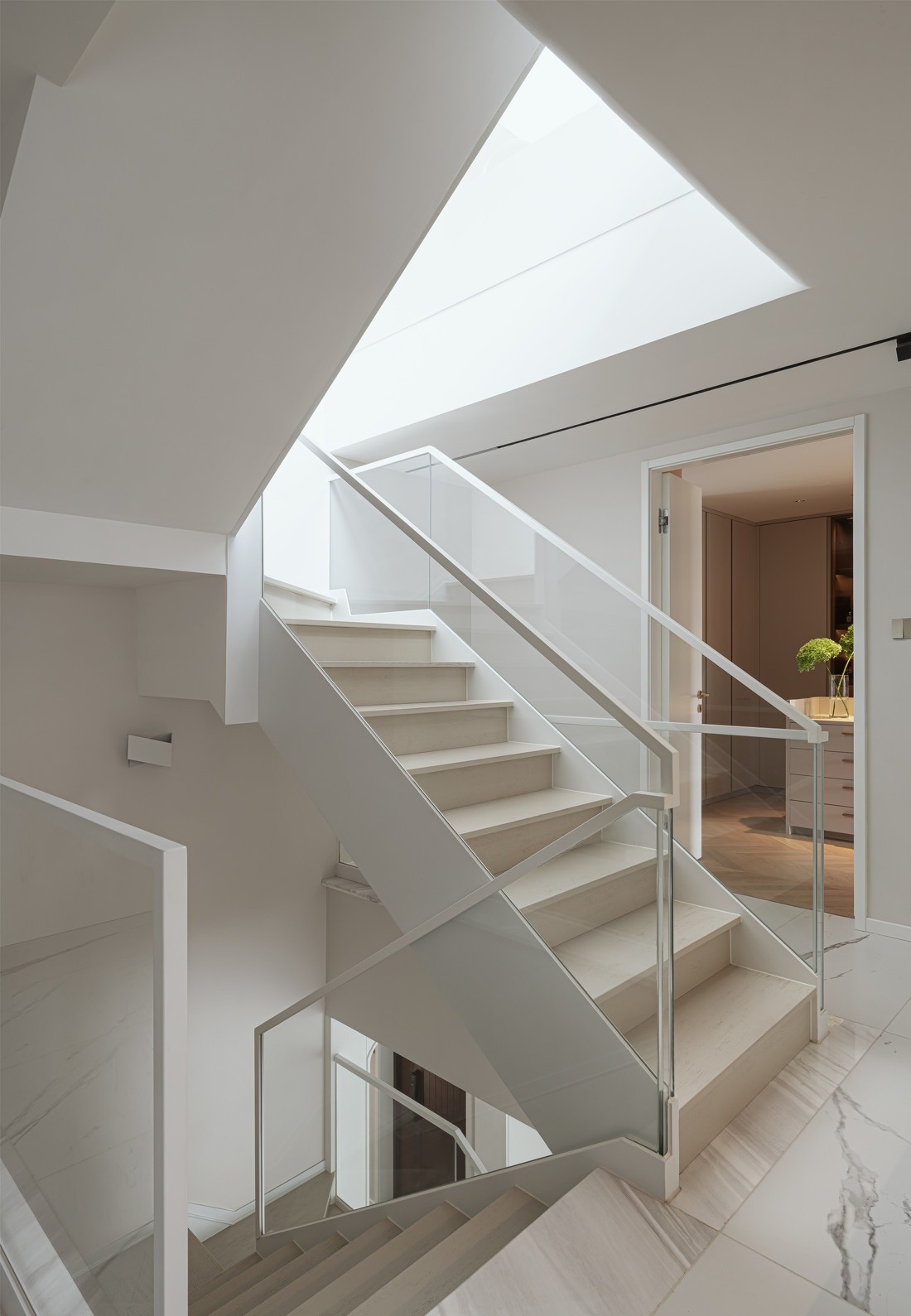 蜿蜒而上的楼梯形成一道优雅的艺术回廊