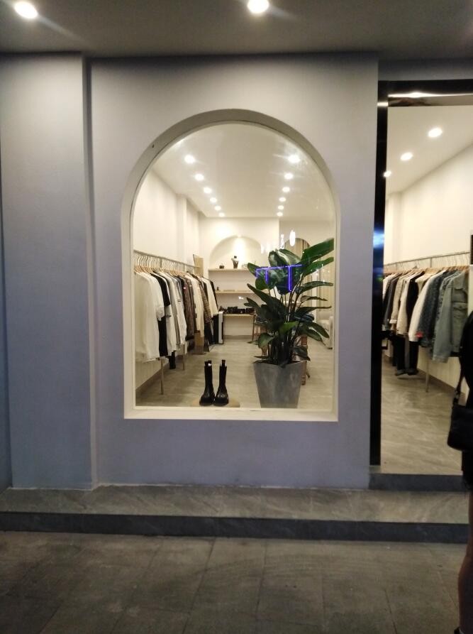 透过拱形玻璃橱窗,***绿植翠绿挺拔.夜晚的灯光下,你是那么迷人.