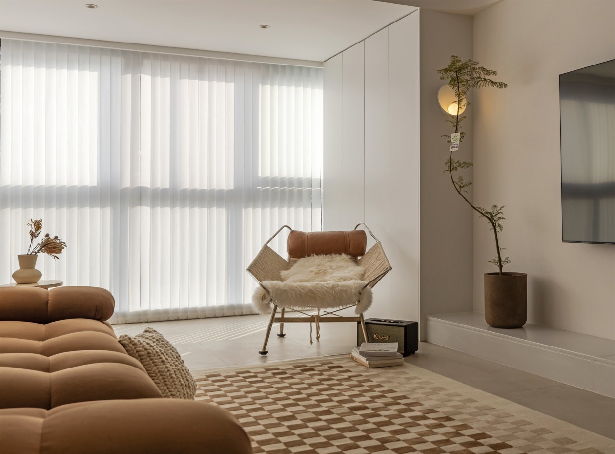 映入眼帘的奶白,灰,木,调和出一副质朴,惬意,慵懒的文艺生活画卷