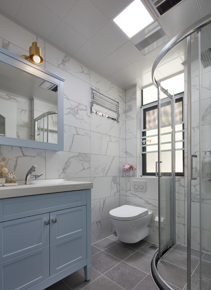 洗漱台带镜柜,壁挂马桶卫生无死角,独立冲凉房里配壁龛,每一样在满足