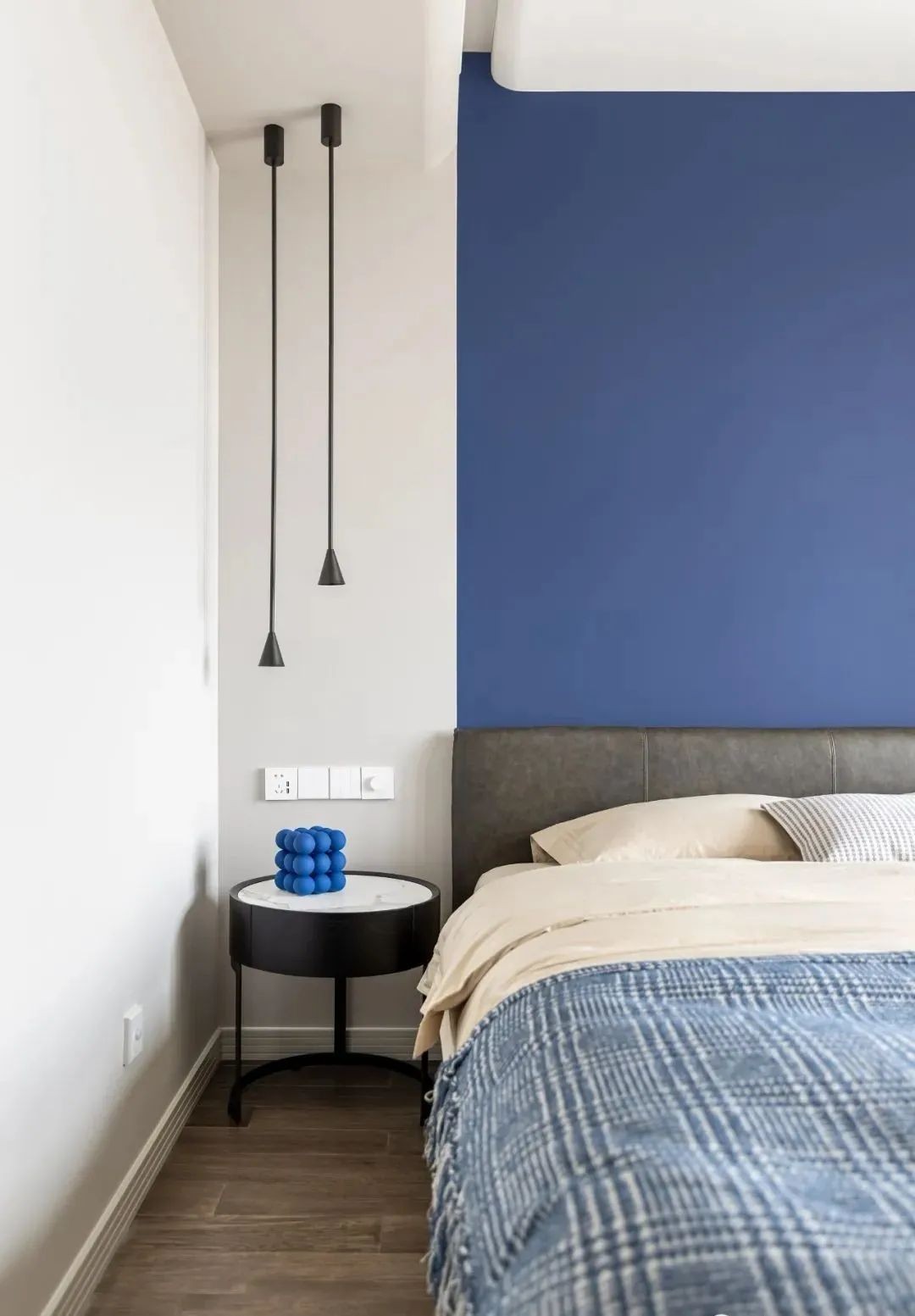 主卧,床头背景墙涂刷克莱因蓝墙漆,搭配素雅的床品.
