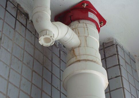 家里水管抽水时彤彤直响