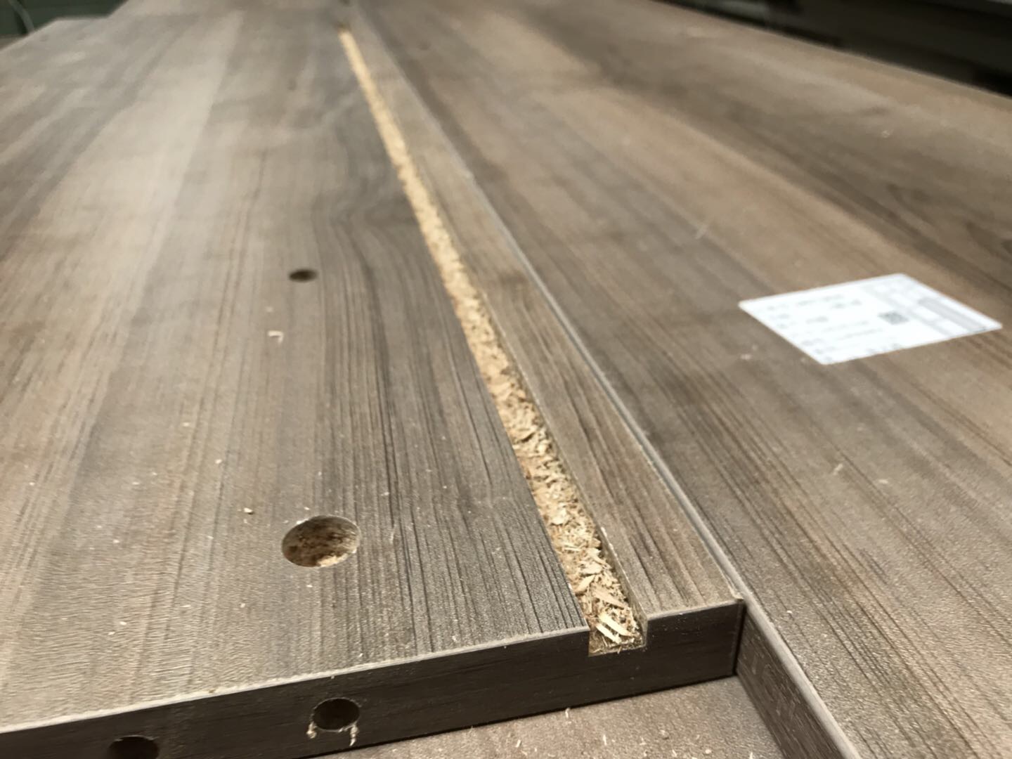 开槽!这样背板安装就不用打钉子!不仅更美观!而且拆装更便捷!